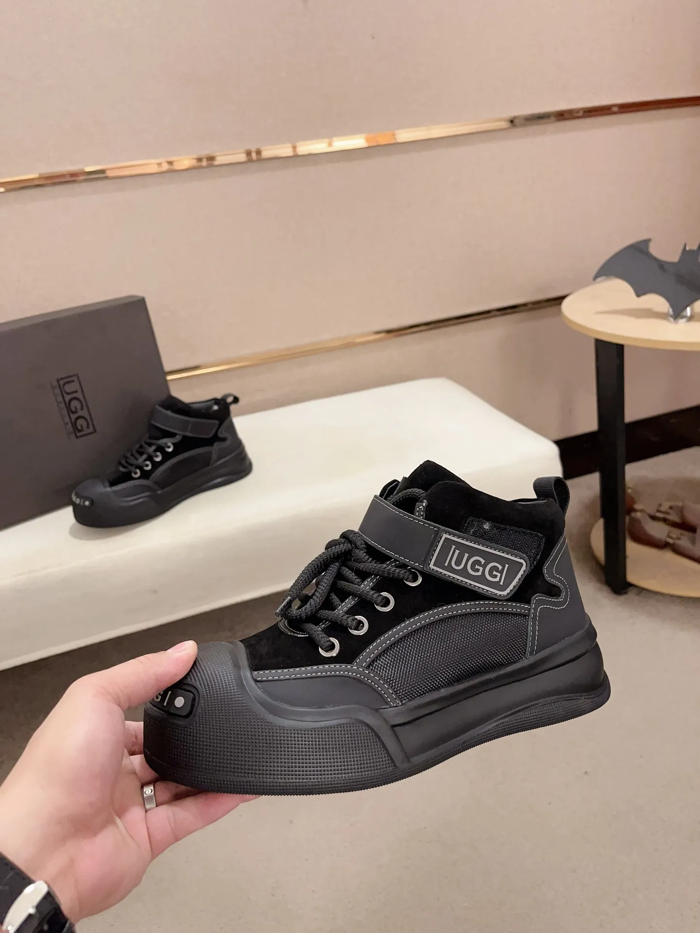 Factory Price: 380 Men's Men's Shoes💰North American Men's Shoes Ugg ☃️In the special sale of new high-quality men's shoes and snow boots in autumn and winter, the nemesis of extreme cold weather! Made of cowhide leather, merino wool lining, and original outsole, whether driving, outdoor or daily wear, there is always one that suits you! Code number 39-44